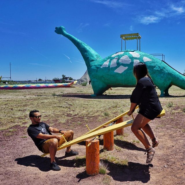 visitantes jugando en el parque de los Picapiedra de Bedrock City