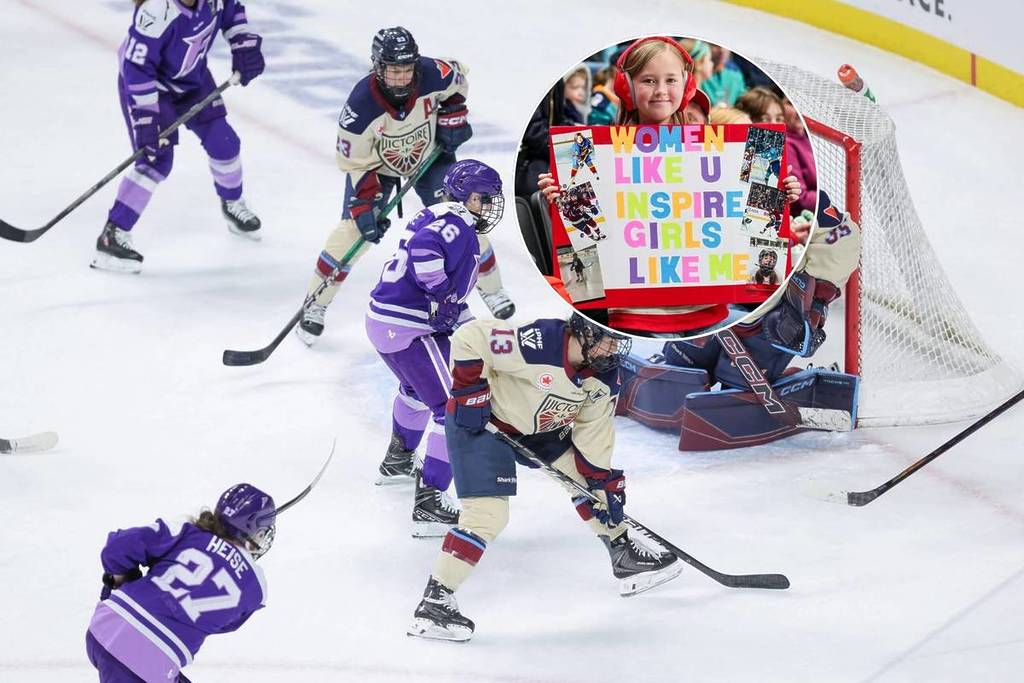 mujeres jugando al hockey y una chica con un cartel en público
