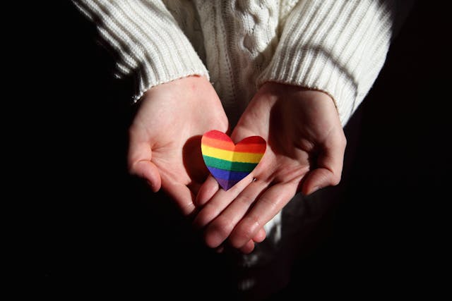bandera del orgullo en un corazón