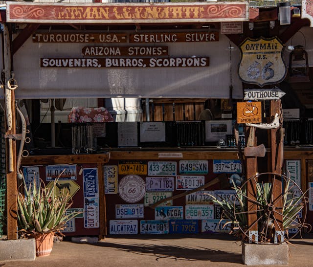 una antigua fachada de tienda de Oatman, Arizona, en la Ruta 66