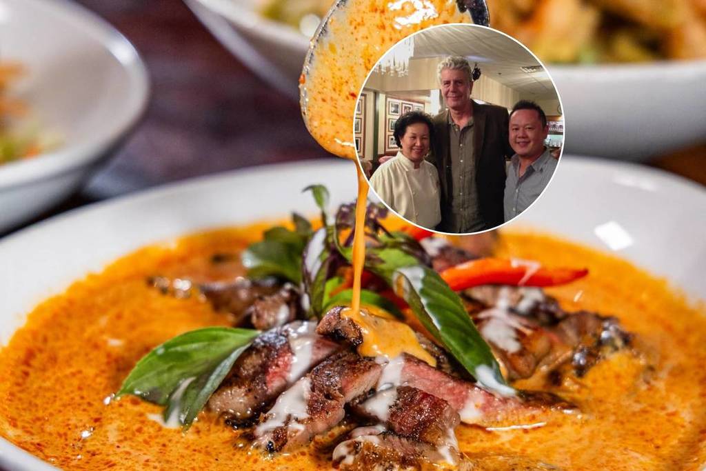 Plato tailandés de Lotus of Siam y una foto de Anthony Bourdain con el chef