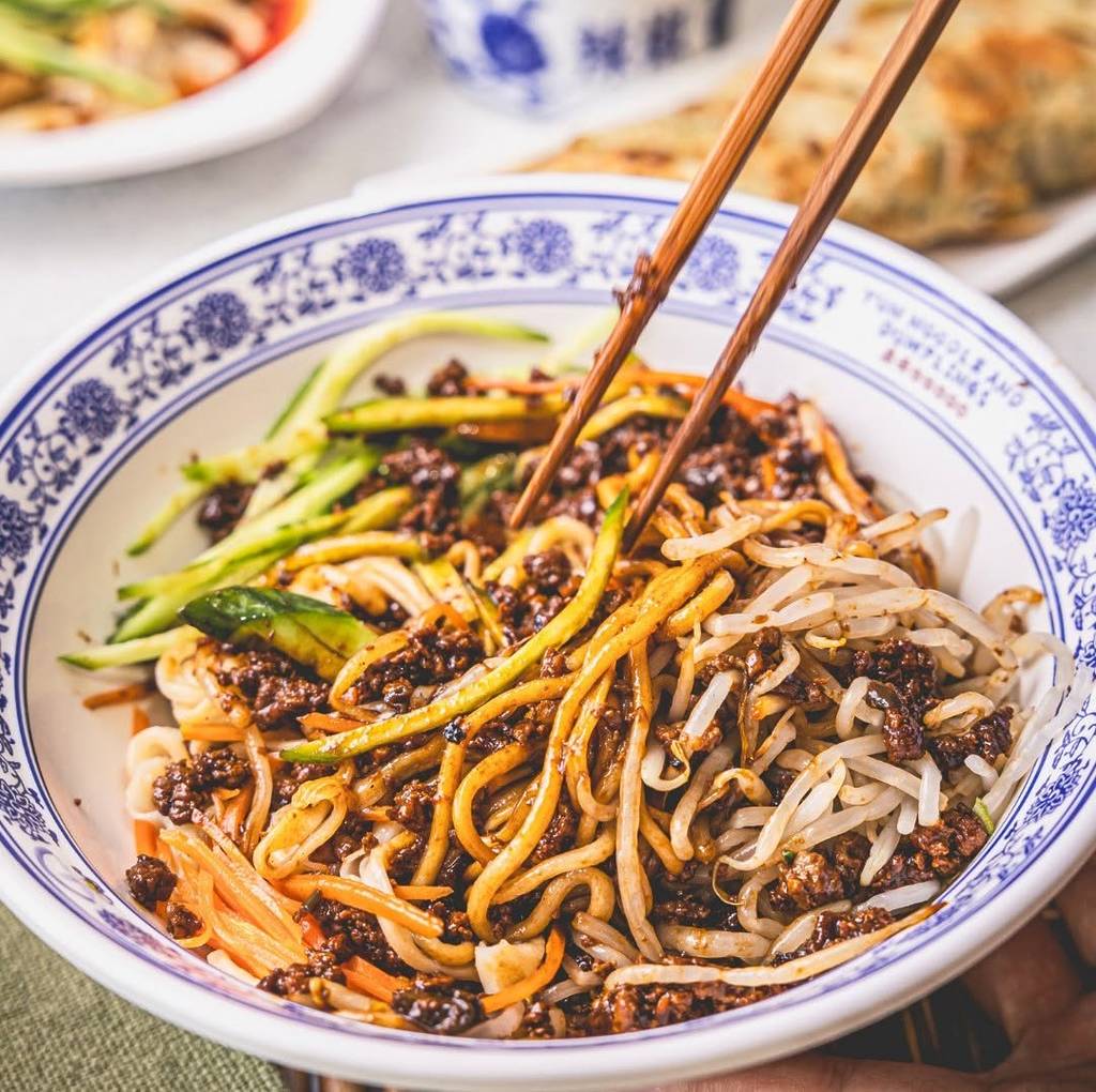 un plato de fideos picantes