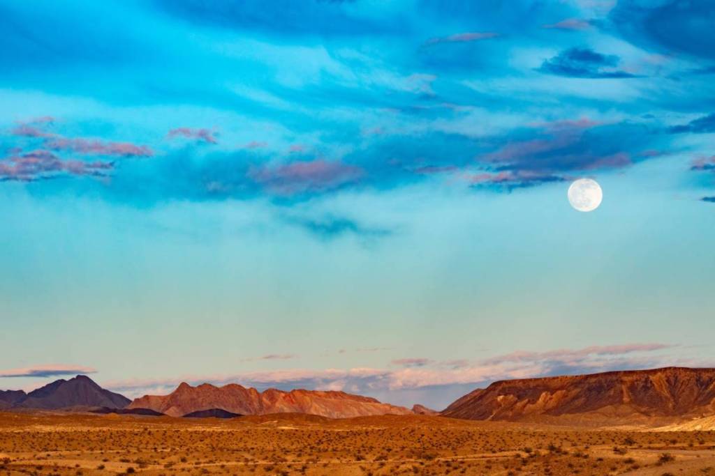 luna llena sobre el desierto de Las Vegas