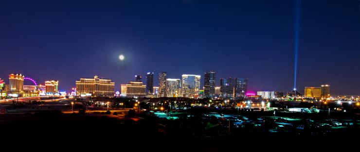 El Strip de Las Vegas bajo la luna llena