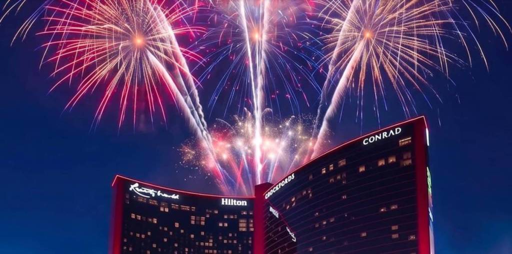 Fuegos artificiales del 4 de julio sobre el Resorts World en Las Vegas