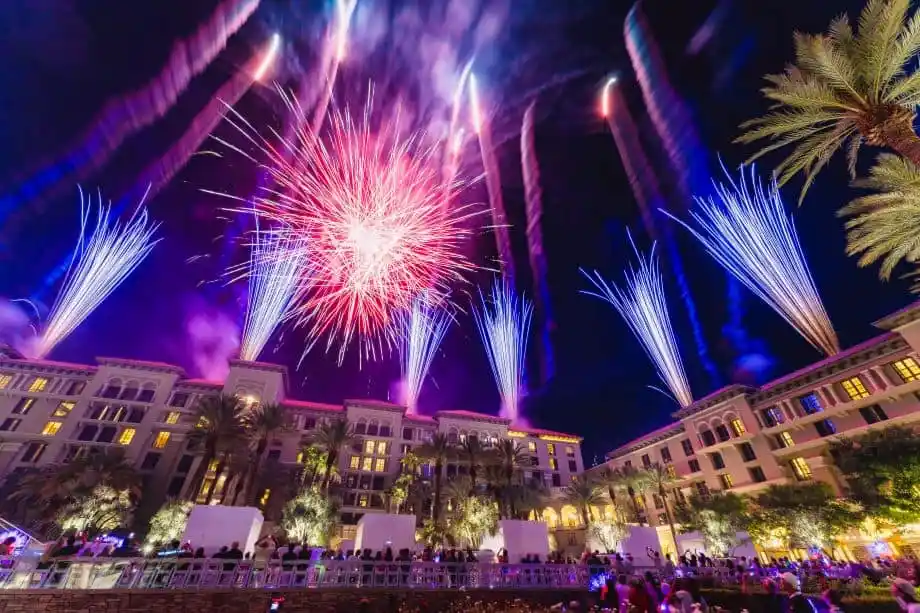 Fuegos artificiales del 4 de julio junto a un casino de Las Vegas