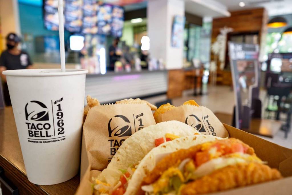 Tacos y bebidas de Taco Bell