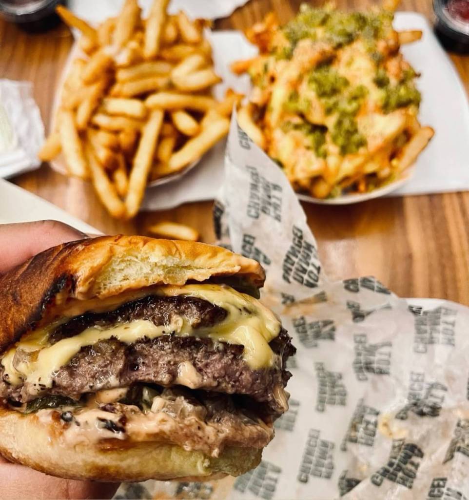 smashburger y patatas fritas con queso
