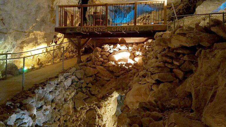 un pequeño restaurante en una cueva