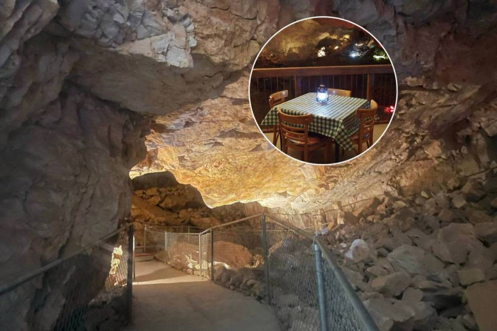 una cueva muy antigua con un pequeño restaurante en su interior