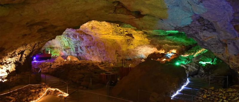 caverna con luces de colores