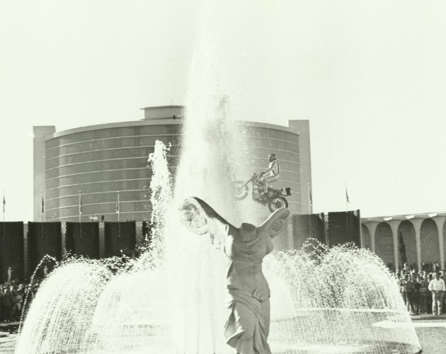 Evel Knievel saltando por encima de las fuentes del Caesar en Las Vegas