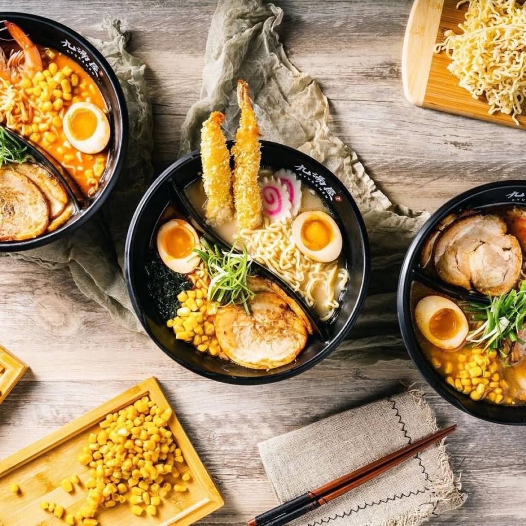 tazones de ramen y comida tradicional japonesa