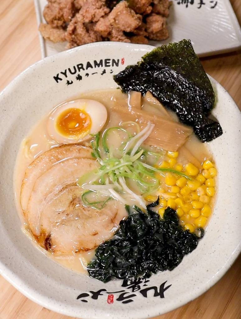 un plato de ramen cremoso