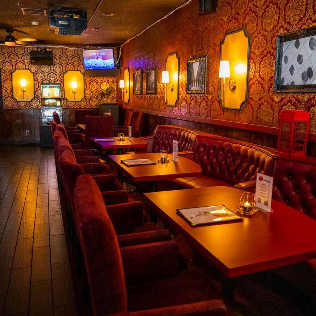 un bar histórico de Las Vegas con luz tenue