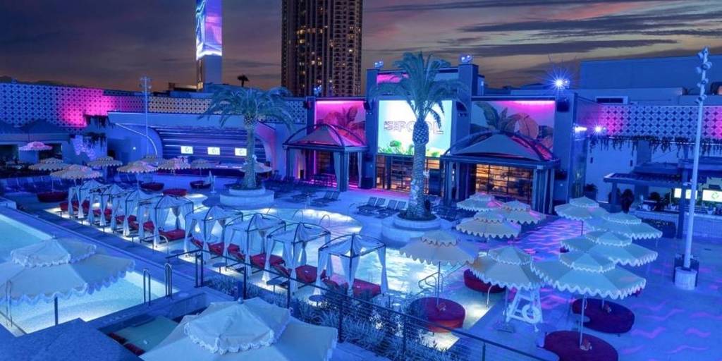 piscina del hotel por la noche con una pantalla de cine