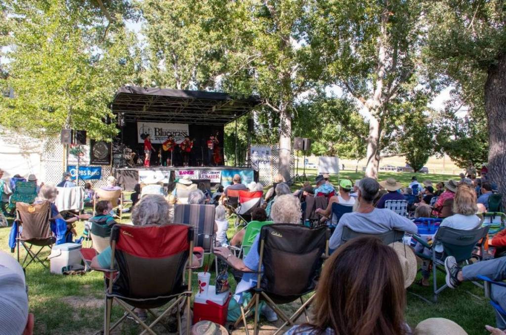 gente disfrutando de la música en directo en un festival de bluegrass