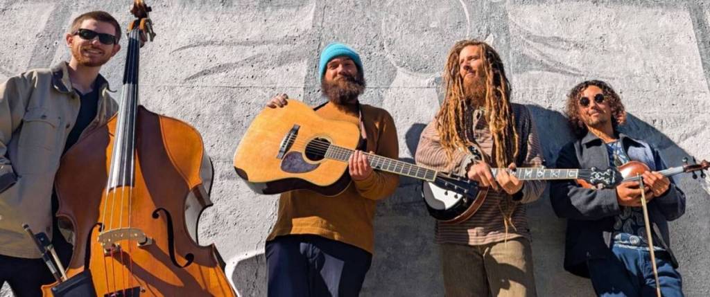 una banda posando