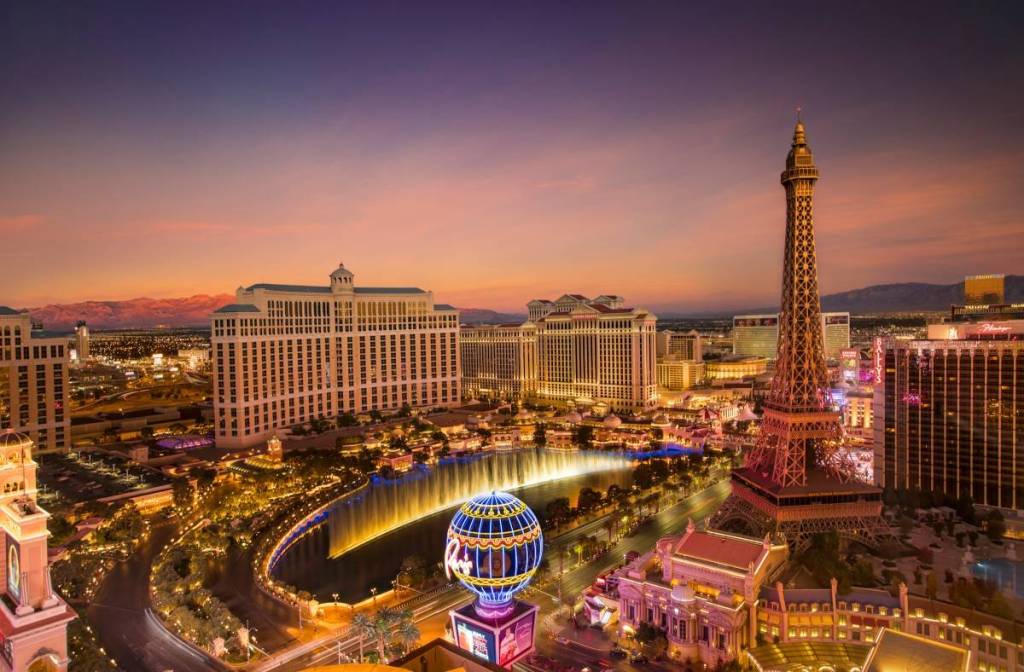 Las Vegas bañada por una luz rosada al amanecer, vista desde arriba