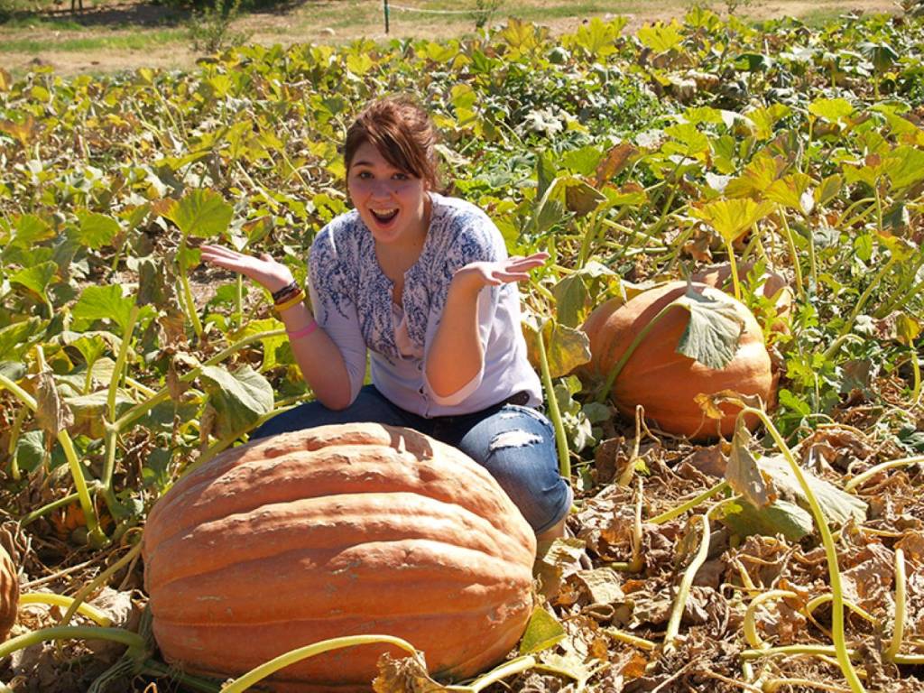 mujer junto a una calabaza enorme