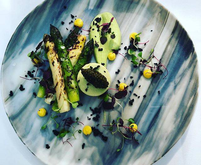 Un delicioso plato de espárragos y otros ingredientes frescos en Le Gavroche, uno de los mejores restaurantes franceses de Londres