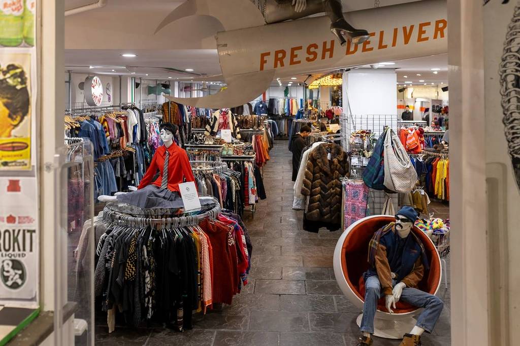 All'interno del negozio vintage Rokit a Covent Garden, Londra.
