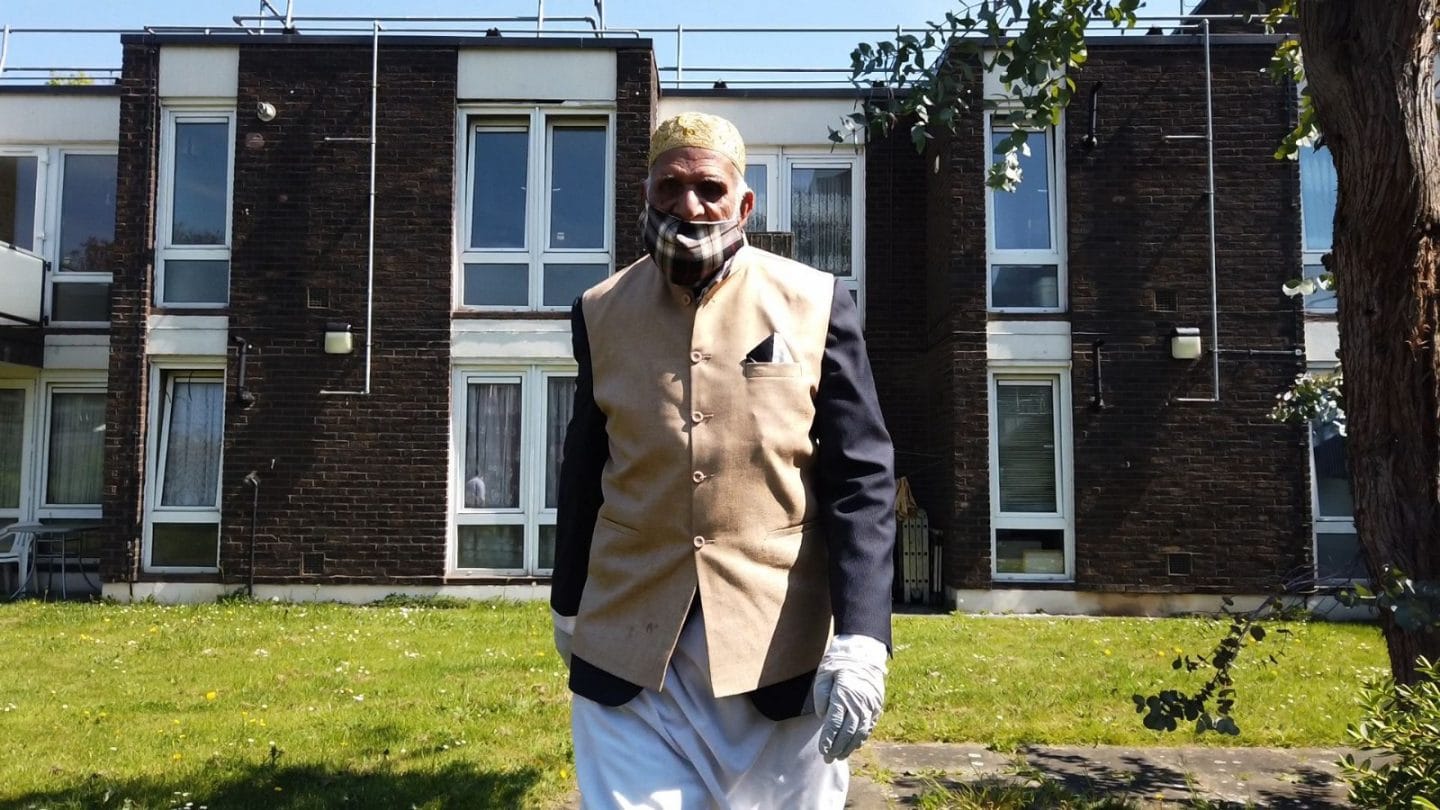 100YearOld Man Raises Over £100K By Walking Laps Of His Garden During