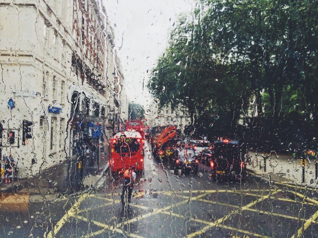 Londres sous la pluie, vue à travers une fenêtre
