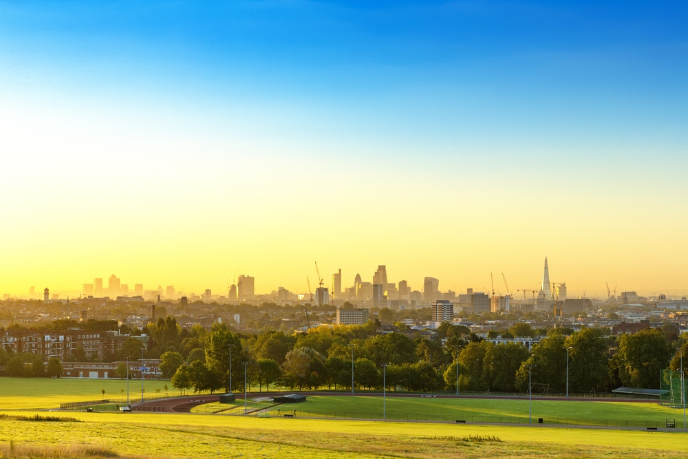 Uma vista panorâmica incrível de Londres banhada pelo sol, vista do topo de Hampstead Heath