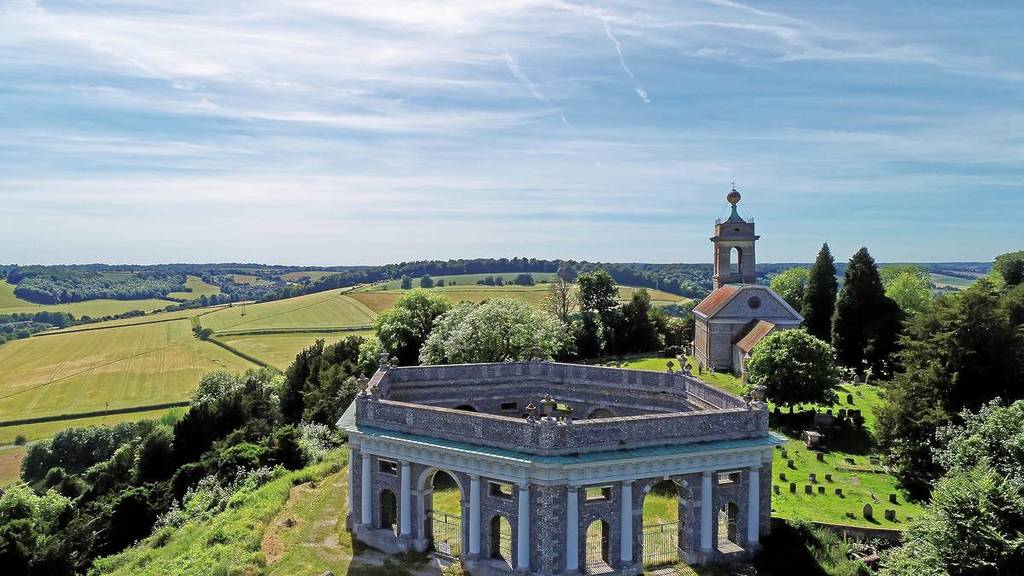 Luchtfoto van het Dashwood Mausoleum op West Wycombe Hill, omringd door glooiend landschap
