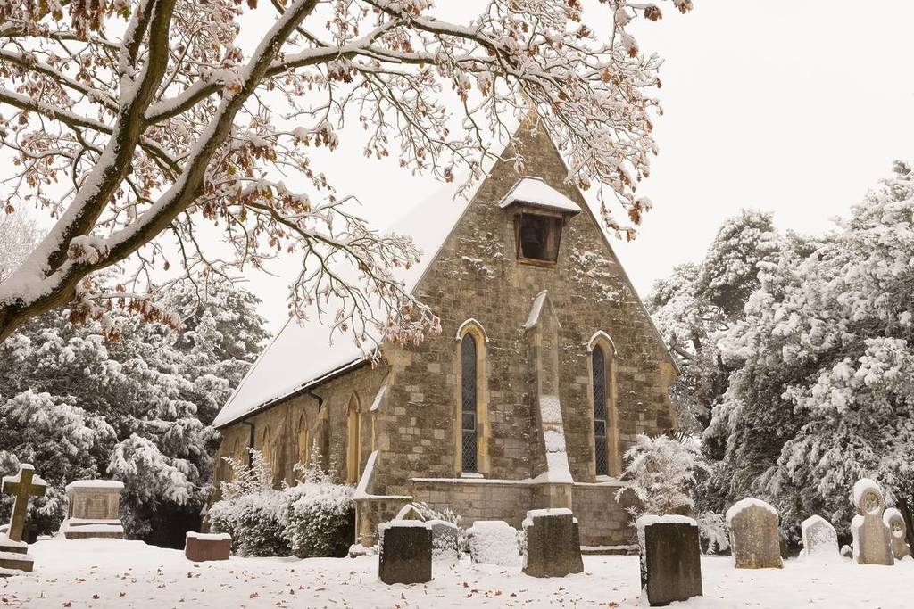 De St. Thomas-kerk in Much Hadham, bedekt met sneeuw