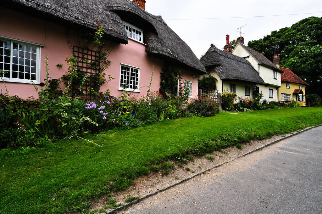 kleurrijke huisjes langs de weg in Wendens Ambo