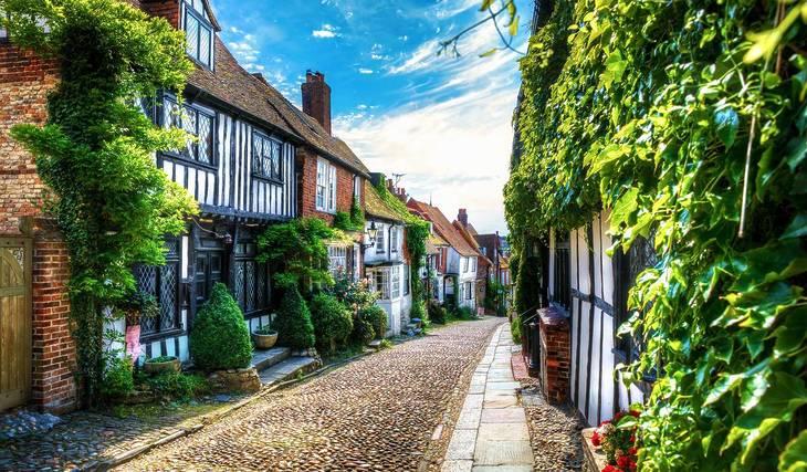 Questa cittadina medievale vicino a Londra è stata nominata una delle destinazioni più “da favola” del Regno Unito, con le sue strade acciottolate, le locande storiche e un antico castello