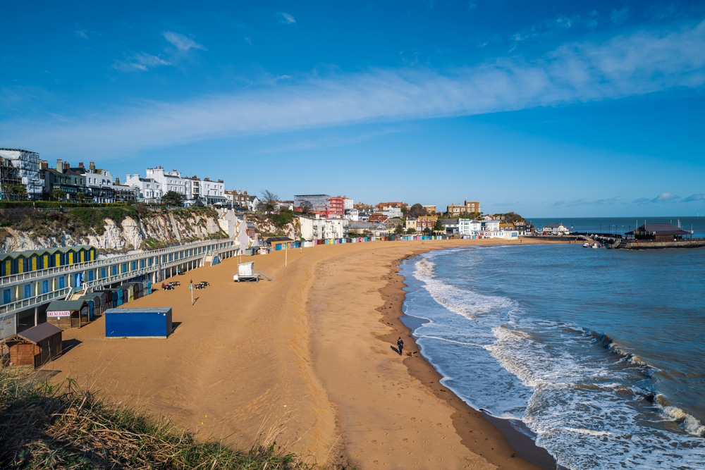 Goldener Sand und tosende Wellen am Viking Bay Beach in Broadstairs