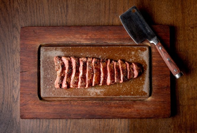 Un delicioso plato de filete servido en el restaurante Flat Iron, uno de los mejores restaurantes de Covent Garden