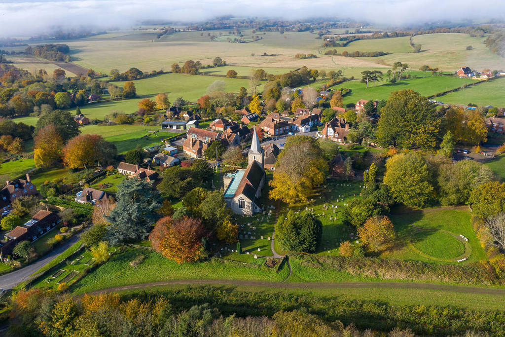 Vue aérienne du village de Pluckley, Kent, avec une inversion de nuages.