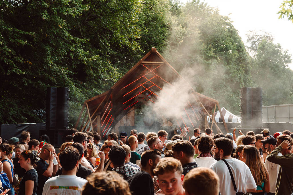 una folla di partecipanti al festival al Siren Stage del Waterworks 2023