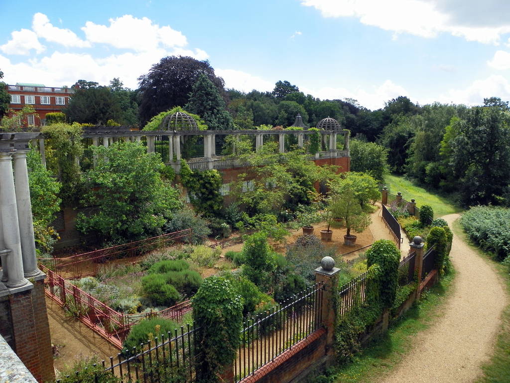 Hampstead Pergola, gezien op een zonnige dag met een strakblauwe lucht