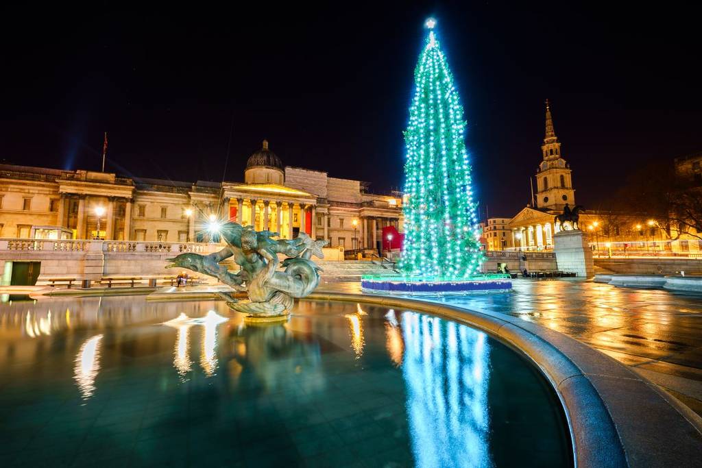 Trafalgar Square Kerstboom verlicht Londen