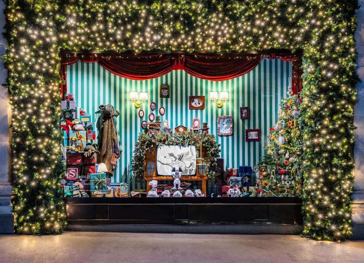 a christmas window display at selfridges showing a christmassy take on a scene from 101 dalmatians
