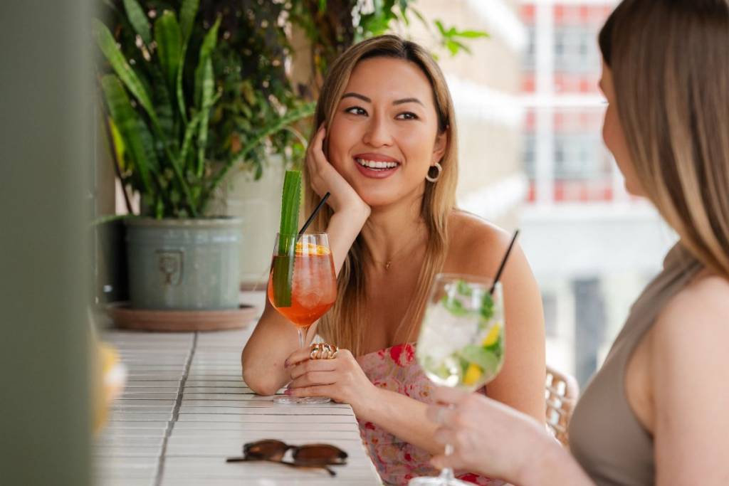 Frau bei einem Cocktail im „The Broadcaster“