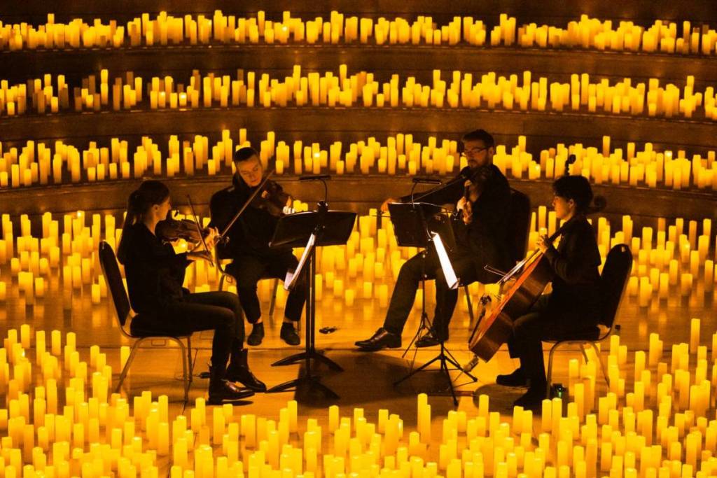 Pourquoi les amateurs de musique ne cessent de laisser des avis cinq étoiles sur ces magiques hommages aux instruments à cordes de 60 minutes, organisés à la lueur des bougies dans des lieux historiques de Londres