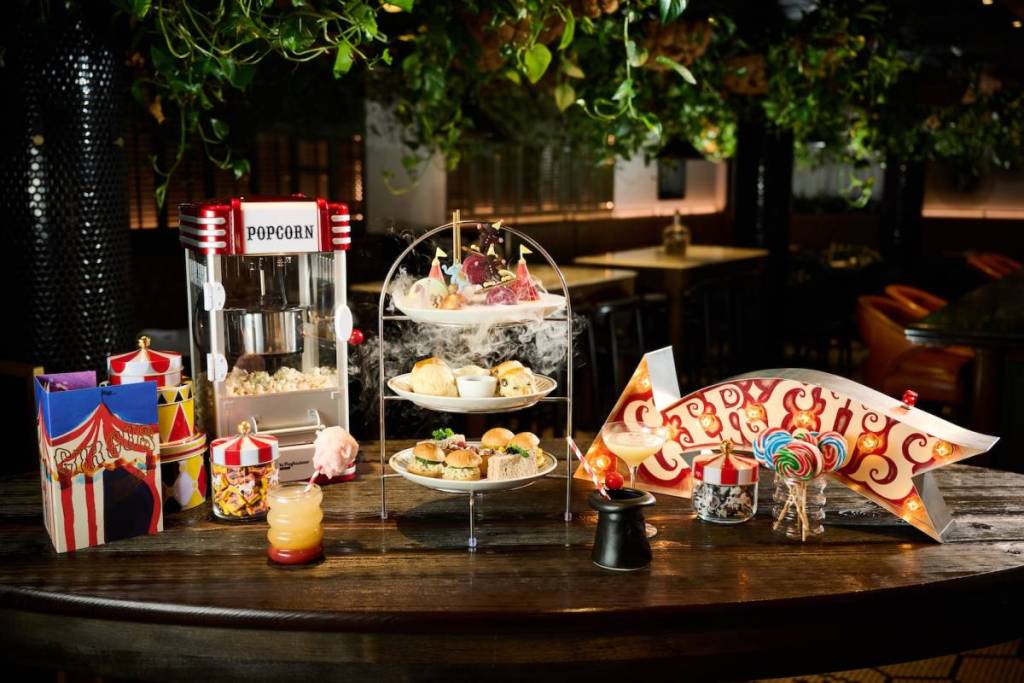 um chá da tarde inspirado no circo, com uma máquina de pipocas, pastéis em forma de elefantes a dançar numa bola, cocktails criativos e letreiros ao estilo circense
