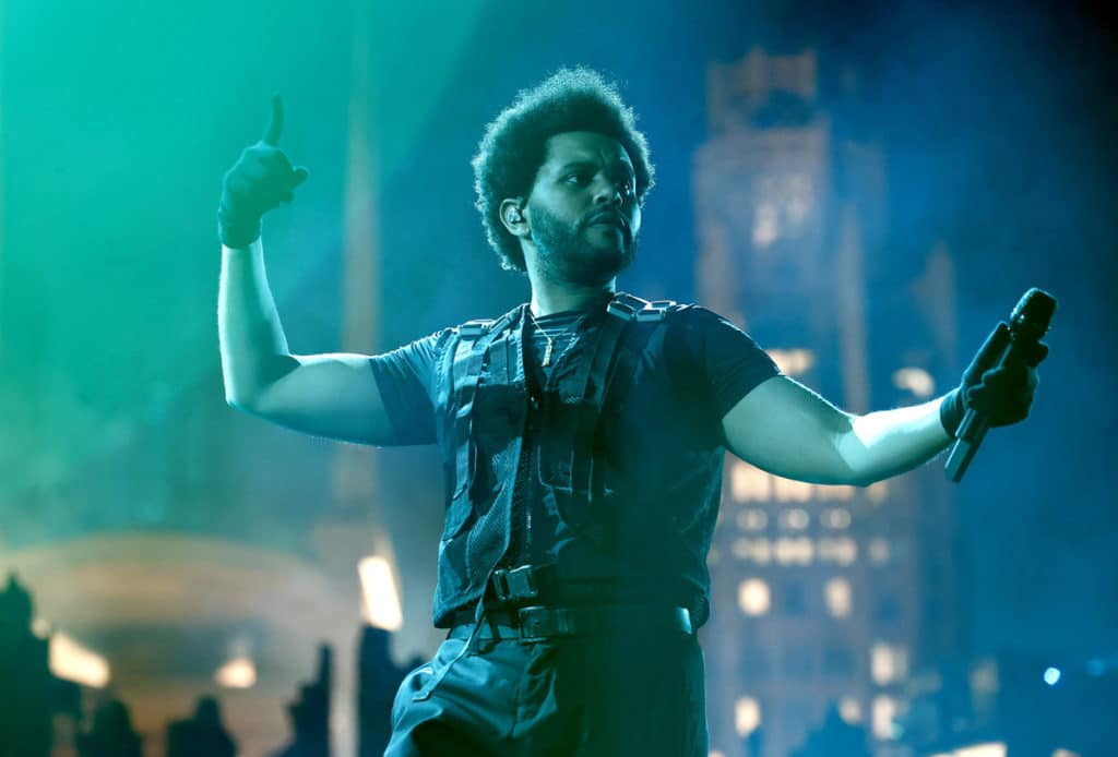 O cantor The Weeknd a atuar perante o público num concerto