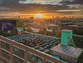 Este Rooftop Film Club lleva las proyecciones de cine al cielo, con sensacionales vistas de Londres y taquillazos cinematográficos