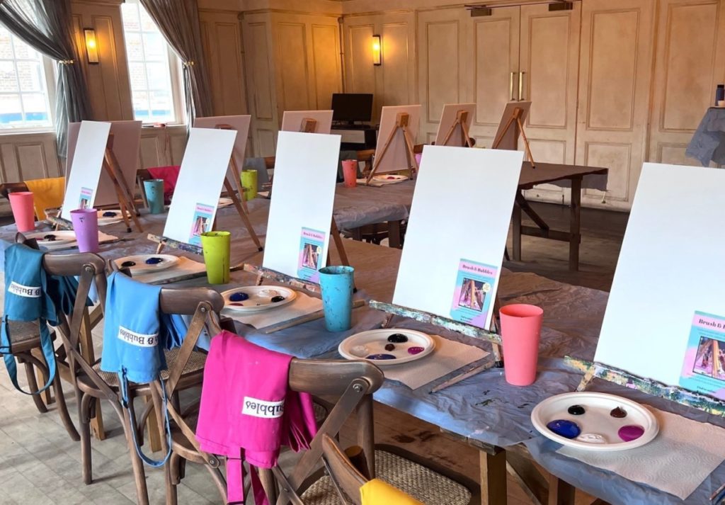 Einige Farben und Leinwände, die für einen Malkurs bei Brush and Bubbles vorbereitet wurden