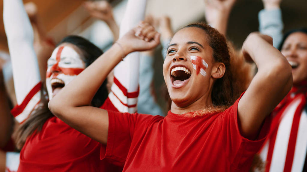 Tifose inglesi che guardano e tifano per la loro squadra allo stadio
