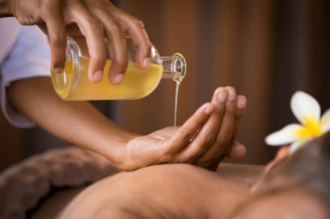 Quelqu'un se fait masser dans l'un des meilleurs massages thaïlandais de Londres