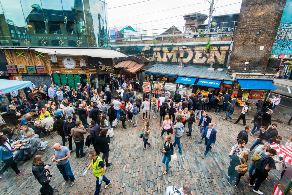 La foule se presse au Camden Market, l’un des meilleurs endroits pour faire du shopping à Londres