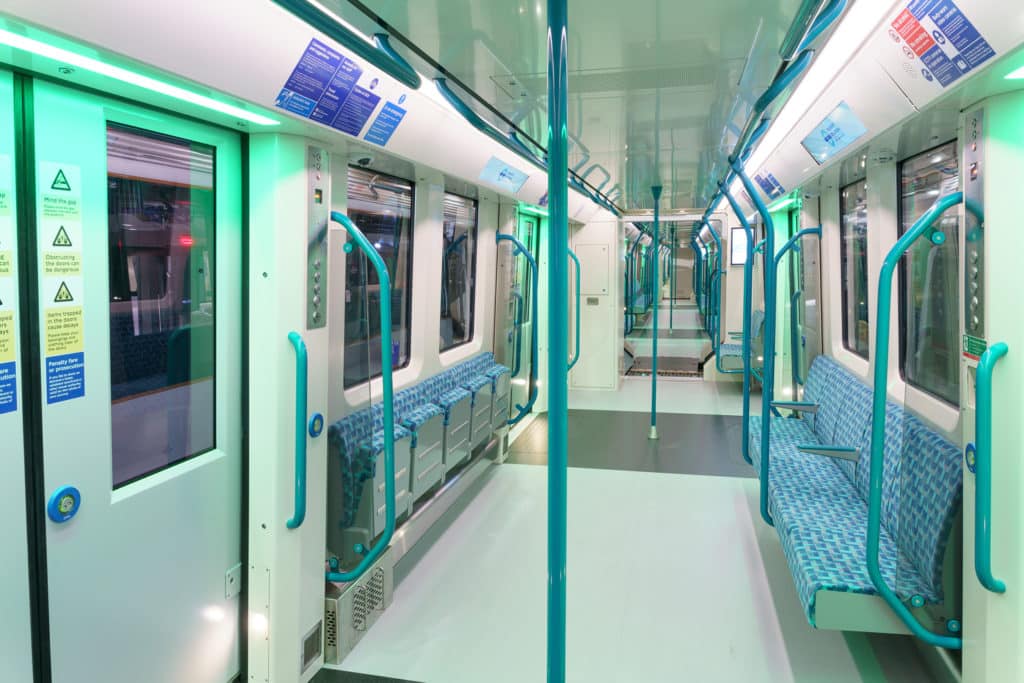 Das Innere der neuen DLR-Züge mit den durchgehenden Wagen